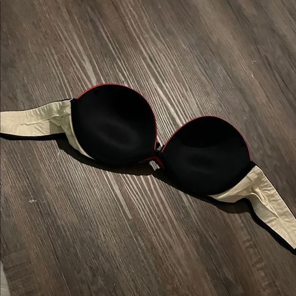 Vintage Elegant Red and Black Lace Bra - Picture 2 of 2